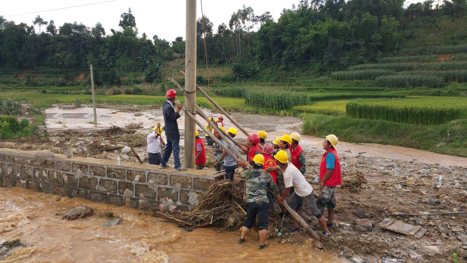 2015年9月19日，昌寧分公司應(yīng)對(duì)9·16地質(zhì)災(zāi)害，昌寧田園鎮(zhèn)新城社區(qū)10千伏電力線路搶修.jpg